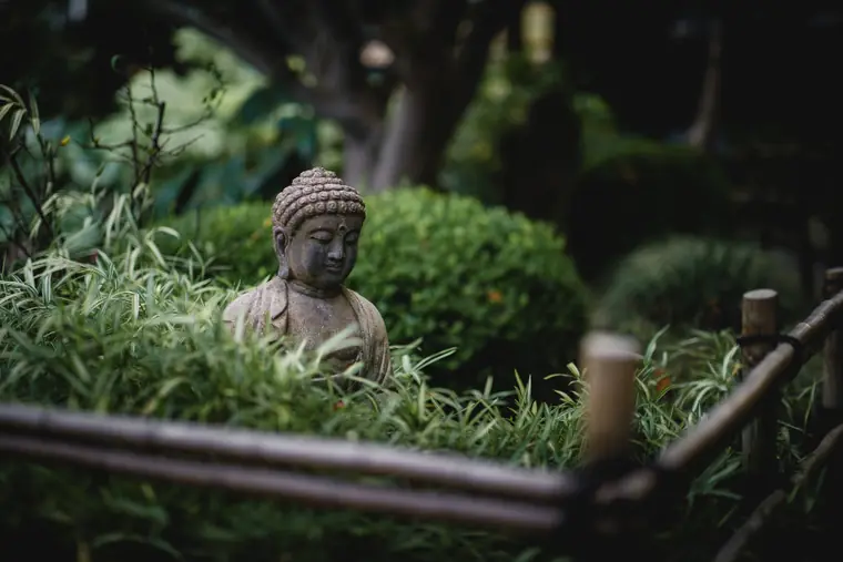 Eine friedvolle Buddha Statue in einem Garten in Nepal