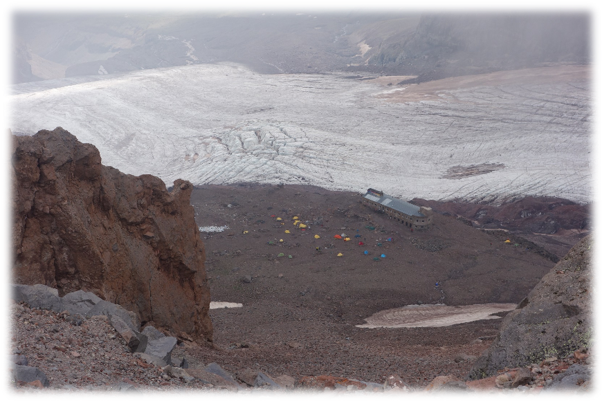 Georgien Auf dem Kasbek Tag 3 Betlemi Hut Aklimatisierungsbesteigung Blick ins Tal