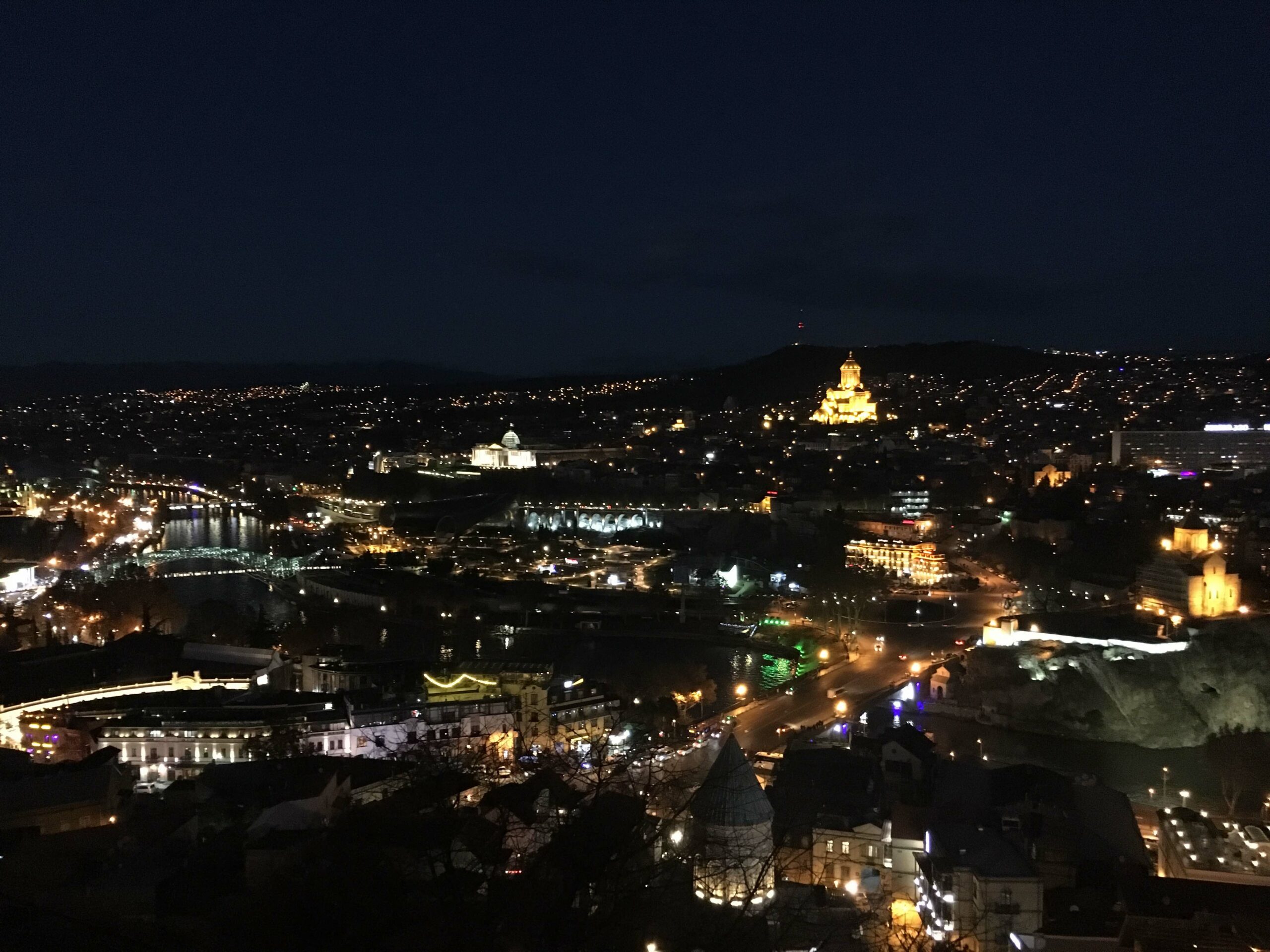 Georgien Auf dem Kasbek Tag 6 Tbilisi bei Nacht mit Lichtern