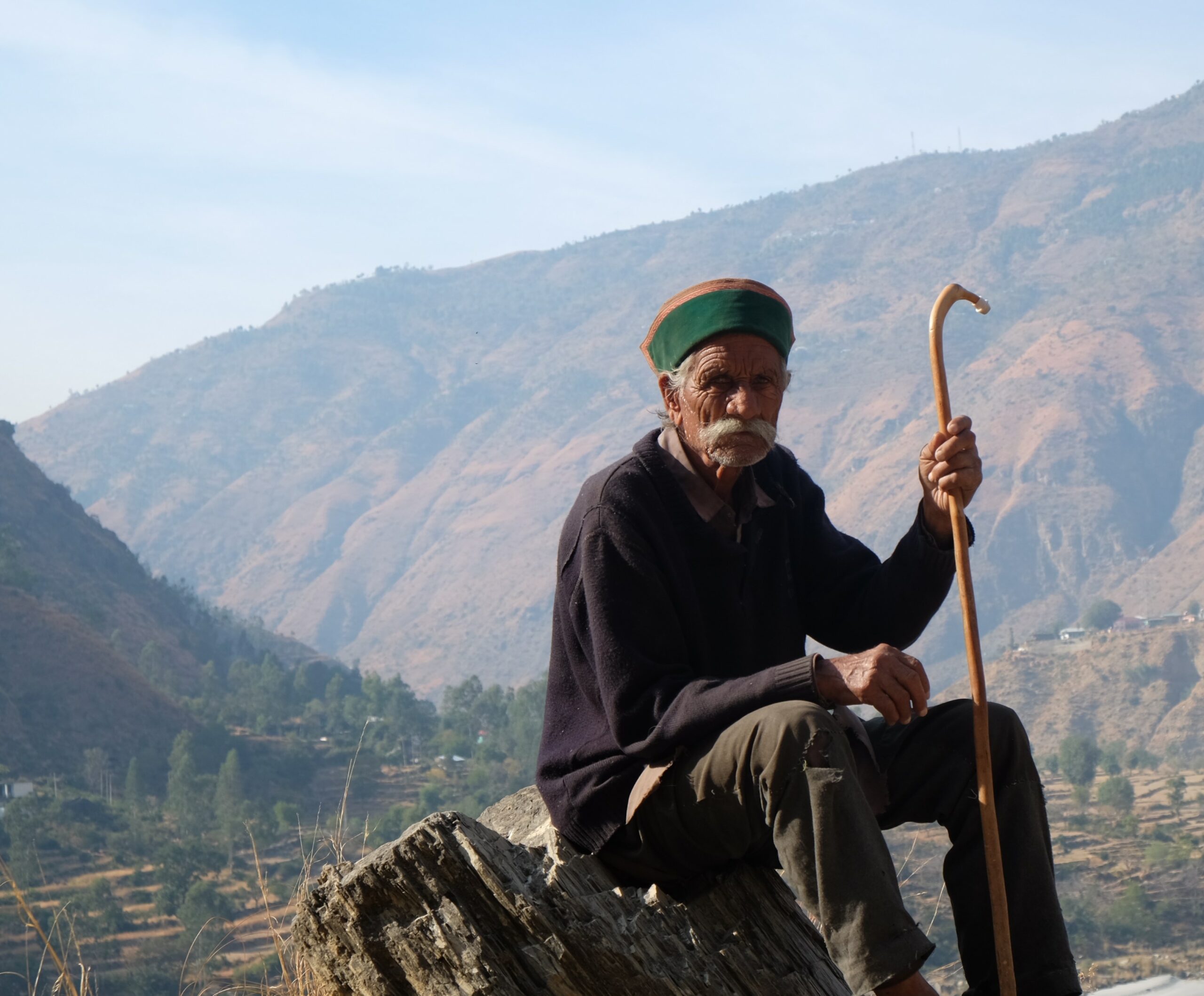 Indien Alive Tour Himachal Pradesh Einheimischer vor Bergkulisse